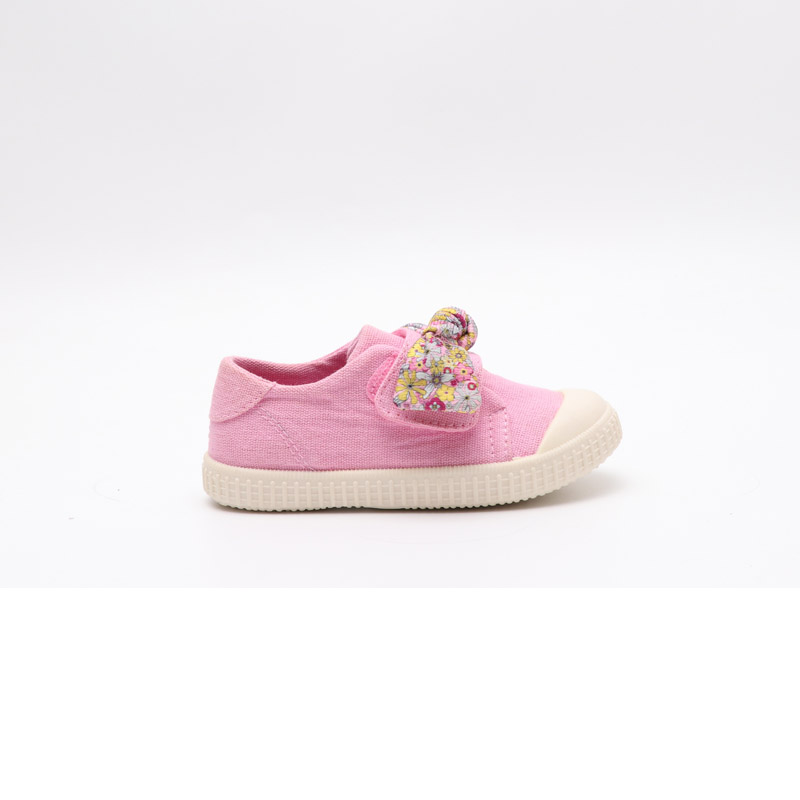 Comfortable neutral children's canvas shoes